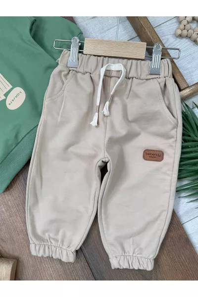 طقم أطفال ولد واسع (مقاس كبير) مع قبعة وتفاصيل شعار بارز