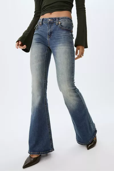 Jeans a vita bassa con gamba a campana 