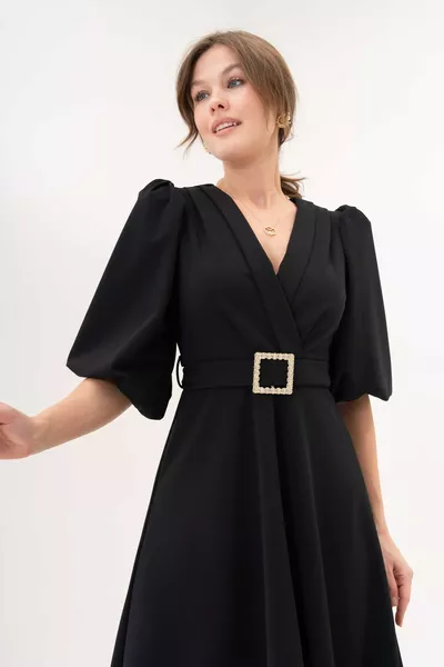 فستان نسائي أسود قصير من قماش كريب مرن، بأكمام بالون قصيرة، ياقة على شكل V، حزام عند الخصر، طول متوسط بقصة واسعة رقم 