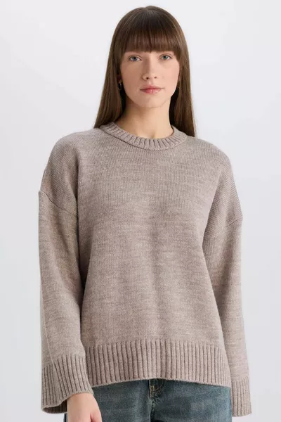 كنزة تريكو بسيطة برقبة دائرية بمقاس واسع طراز أوفراسايز WN