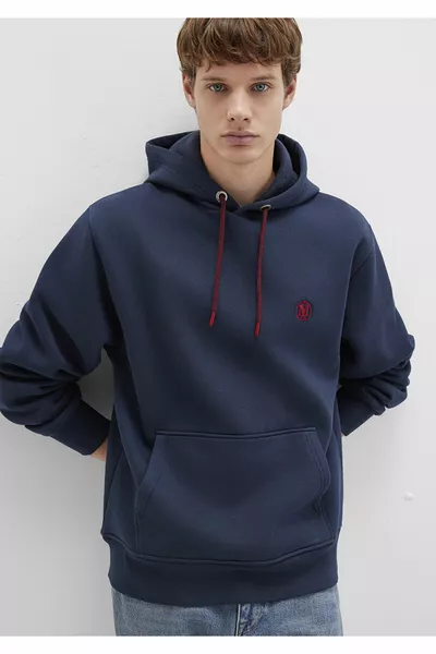 سويتشيرت كحلي بغطاء رأس مطرز بشعار 