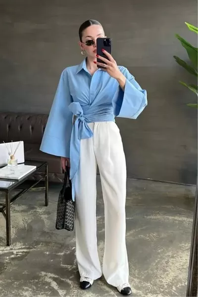 Damenbluse Blau mit spanischen Ärmeln, Taillengürtel und Bindung