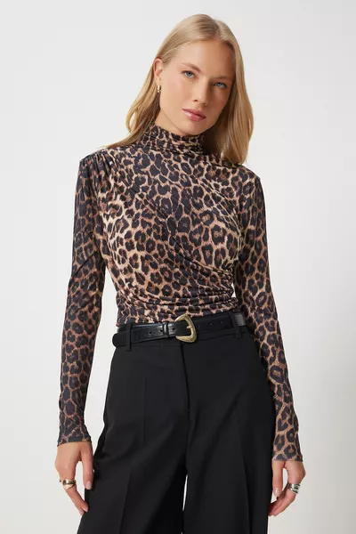 بلوزة نسائية بياقة مرتفعة وتفاصيل كشكش باللونين الأسود والبيج Sandy 