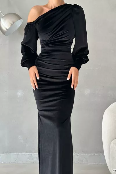 فستان طويل من المخمل بطول ماكسي بتفاصيل الكتف المكشوفة باللون الأسود وأكمام طويلة