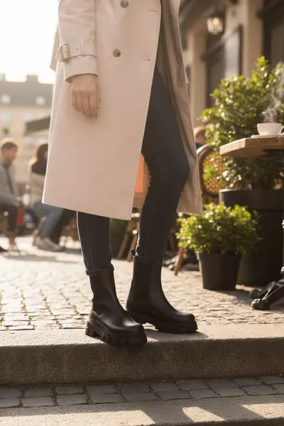 حذاء بوت يومي أسود من سنّي مع رباط جانبي وساعد سميك