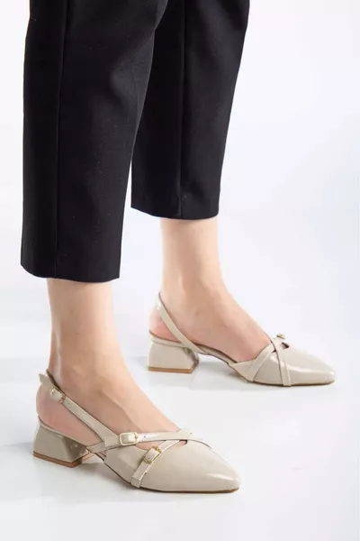 حذاء نسائي بكعب قصير بتفاصيل مشبك وتزيين بحزام مدبب