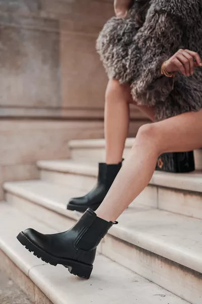 حذاء نسائي يومي بشريط جانبي مرن كوليسيا باللون الأسود