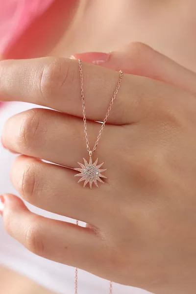 قلادة موديل شمس بسلسلة فضة عيار  مطلية بالذهب الوردي وحجر زركون أبيض