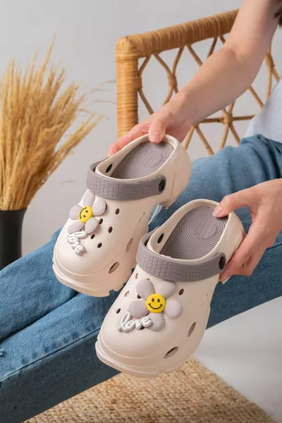 حذاء مريح للمستشفى والكعب العالي للممرضة