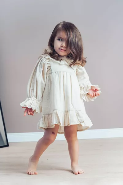 Robe en lin pour fille Sarah avec col en dentelle et manches ballon à poignets (beige)