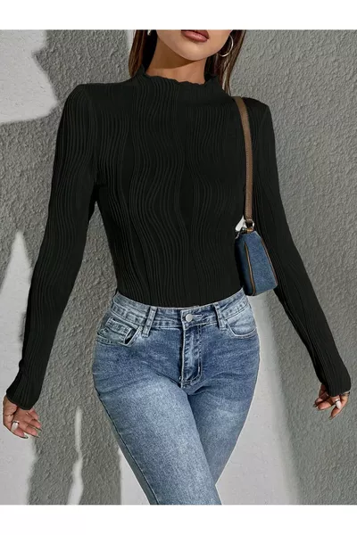 قميص نسائي بأكمام طويلة بياقة دائرية وتفاصيل كشكش مع قماش مرن