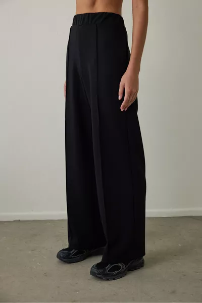 سروال جوغر أسود مرتفع الخصر بقصة واسعة ومخطط