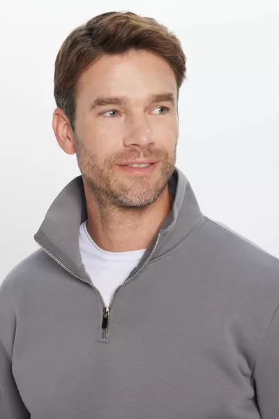 سويت شيرت رمادي بياقة عالية بنصف سحّاب، قطن بكرة مبطن من الداخل، مقاس مريح للجنسين