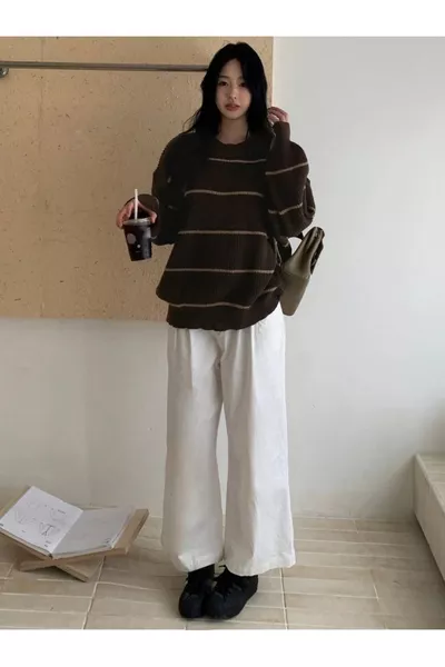 كنزة نسائية بنية اللون مخططة دقيقة بمقاس كبير