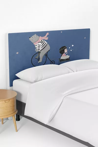 غطاء رأس السرير ببطانة لشخصية الدب الصغير على الدراجة والفتاة