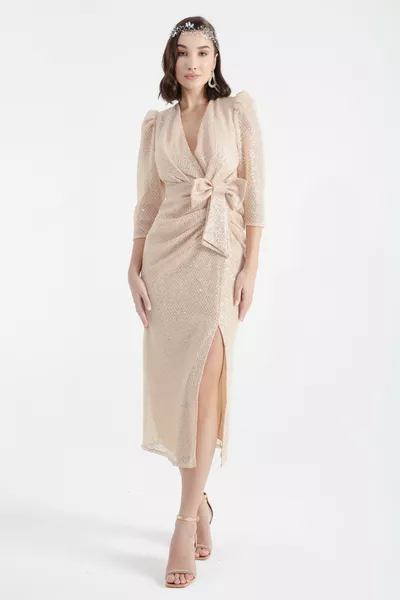 Beigefarbenes Midi-Abendkleid mit doppelreihigem Kragen und Schlitz für Damen