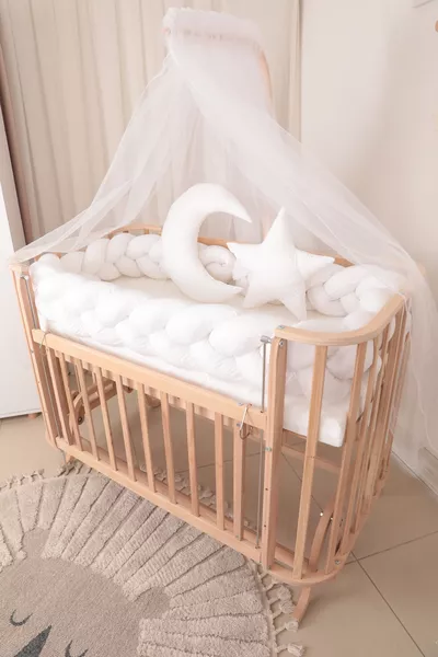 Culla Laterale Mabela in Legno Naturale con Protezione Intrecciata Ecrù, Sollevabile, 0-5 Anni, Oscillante, 3 Livelli