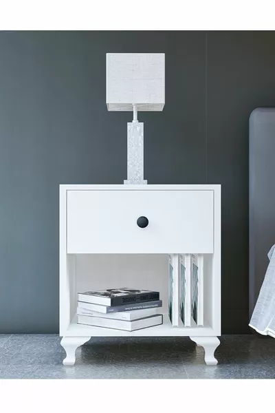 Gm нощно шкафче с бяла дръжка с копче