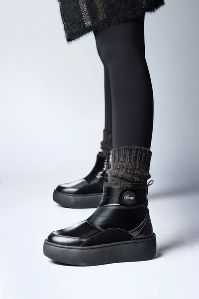 بوت نسائي أسود مقاوم للماء بمقاس  مع قاعدة غير قابلة للانزلاق