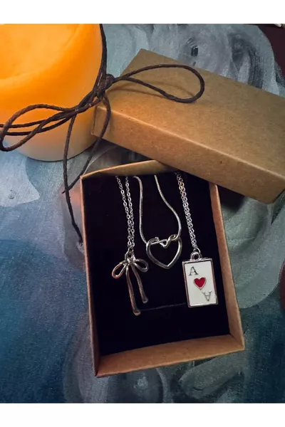 Верижно колие от стомана в сребрист цвят с три висулки: панделка-сърце-