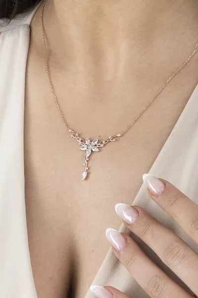 قلادة نسائية من الفضة عيار  بزهر النرجس وتدليلات الورود