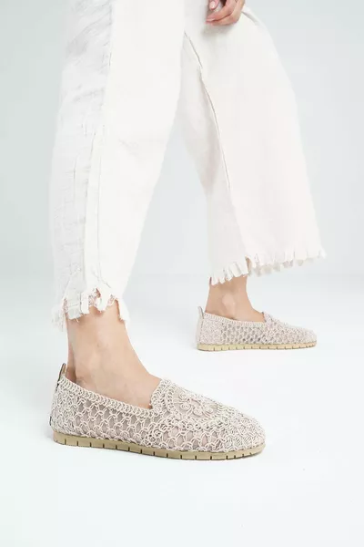 Ballerine da donna in maglia di paglia beige con ricamo floreale 