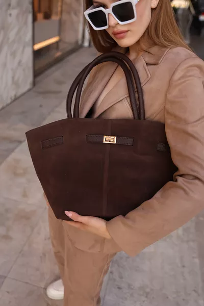 Borsa a mano e a spalla da donna in pelle scamosciata color caffè amaro con chiusura magnetica e dettaglio a lucchetto