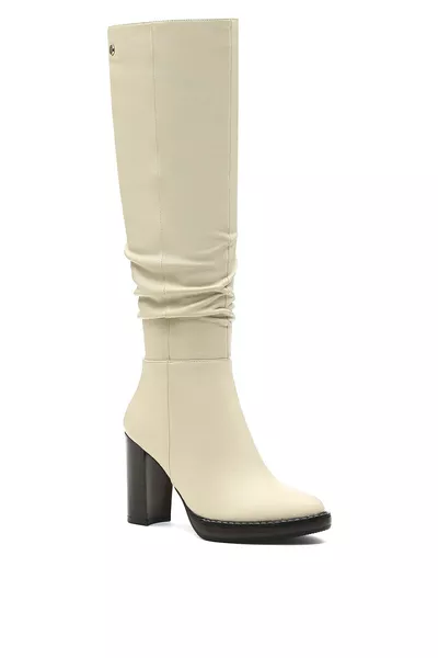 حذاء نسائي بكعب عالي من إنجي بريسي