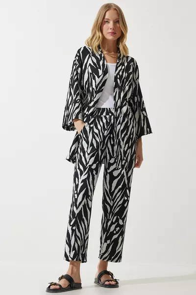 طقم نسائي مكون من كيمونو وبنطلون بنقشة سوداء محبوكة 
