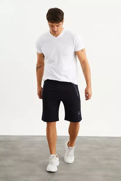 Short homme bleu marine avec détails de broderie sur les poches