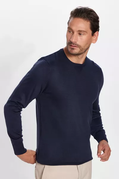 كنزة رجالية بقصة ضيقة وملمس ناعم بدون ظهور وبر، باللون الكحلي وياقة دائرية