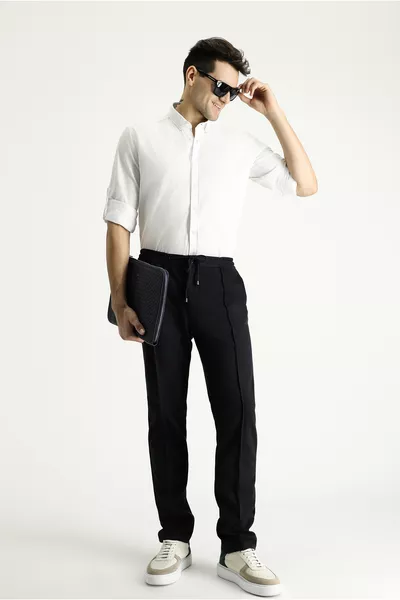 قميص بأكمام طويلة، قصّة مريحة، قماش قطن بمظهر الكتان، وياقة بأزرار