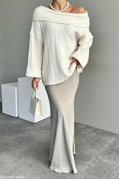 Женский трикотажный свитер с вырезом Мадонна и рифленой фактурой кремового цвета