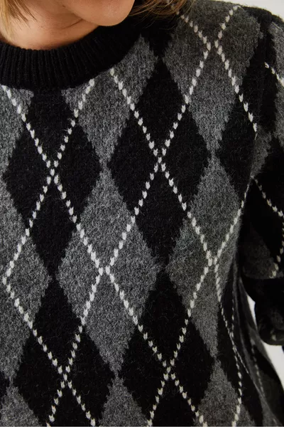 Maglione da donna a collo tondo con motivo a rombi  