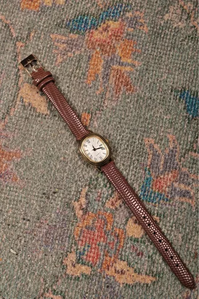 Damenarmbanduhr mit minimalem Retro-Stil und braunem Lederarmband