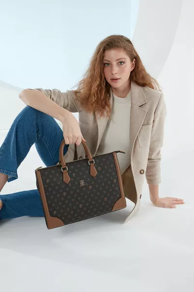 حقيبة كتف نسائية من المونوغرام باللون البني 