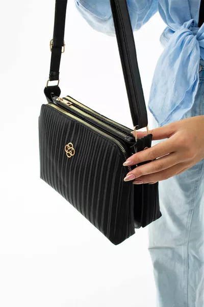 حقيبة عالية الجودة من الجلد النباتي بثلاثة أقسام، بنقشة مخططة سوداء، مع حزام كتف قابل للتعديل