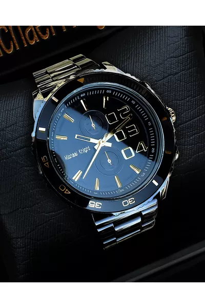 Armbanduhr mit Stahlarmband in spezieller Verpackung 