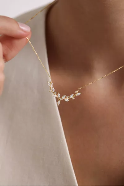 قلادة عنق أنيقة من الفضة عيار  مغطاة بالذهب مزينة بحجر على شكل بكرة وجذوع متشابكة