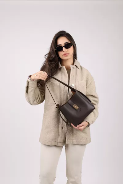 حقيبة نسائية بحمالة قابلة للتعديل مع قفل ذهبي من كوفي، مزودة بتفاصيل قفل، يمكن حملها باليد أو على الكتف