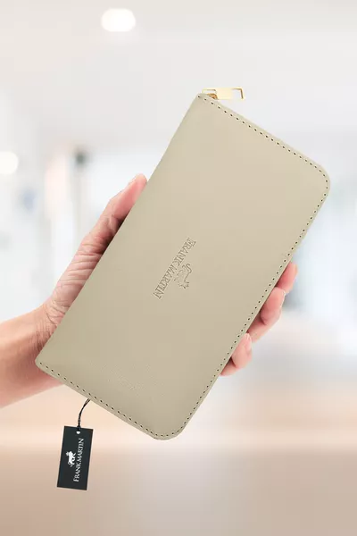 محفظة نسائية كريمية من الجلد الصناعي مع صندوق لإيفا، مزودة بسحّاب ولديها جيب للنقود الورقية والهاتف