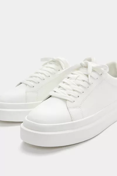 حذاء رياضي بنعل سميك