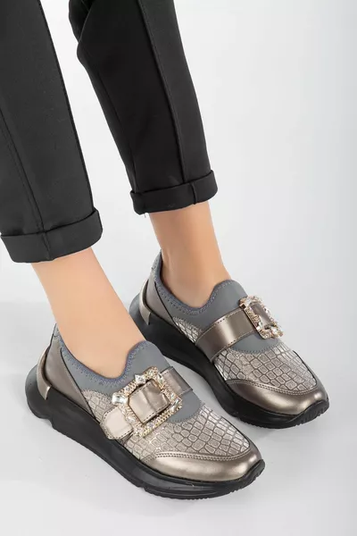 حجر سميك وحيد تمتد البلاتين النساء المتسكعون أحذية عارضة