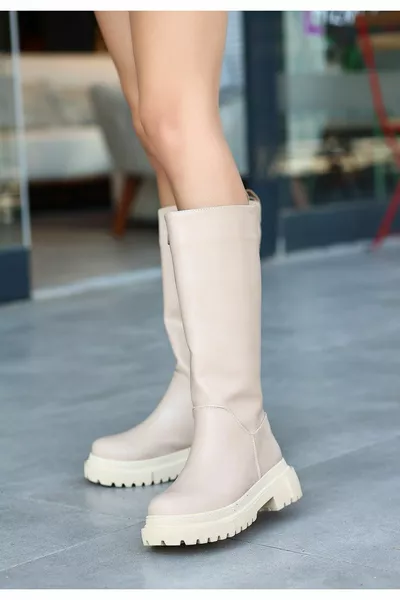 Beige Stiefel mit kurzen Absätzen