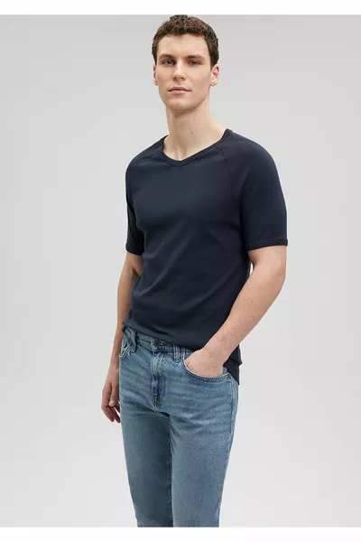 T-shirt con scollo a V dettagliato a costine blu navy Fitted / Fit aderente 