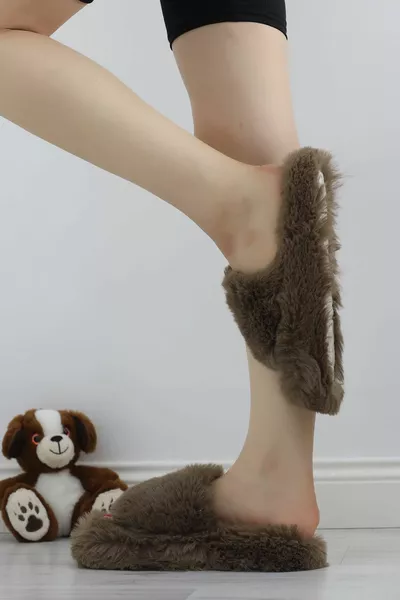 Кафяви чехли от заешка коса - ..