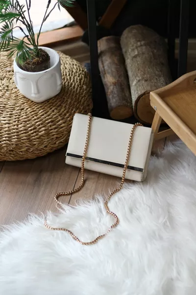 Borsa a tracolla da donna con catena dettagliata a righe crema