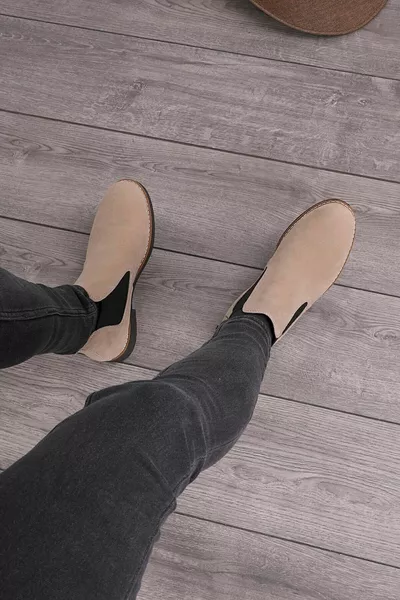 أحذية تشيلسي للجنسين مضمونة المنتج . رمل من جلد الغزال