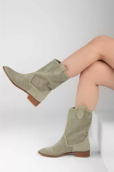 أحذية الصيف المثقبة ذات الكعب القصير من جلد الغزال الأخضر