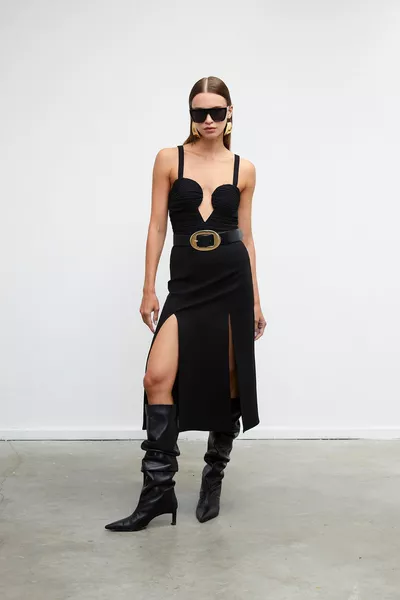 تنورة متوسطة الطول بشقين